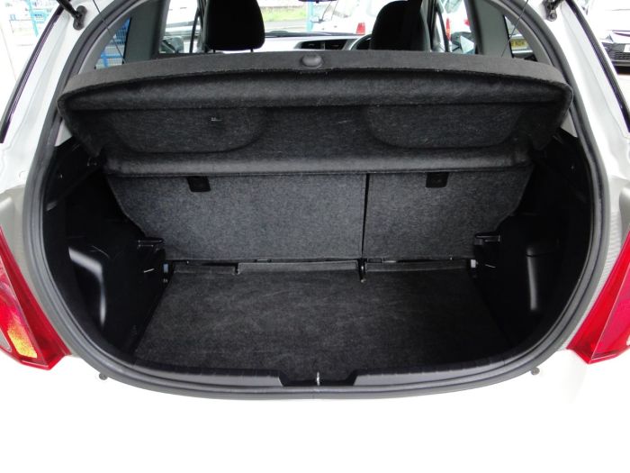 Toyota Yaris 1.0 VVT-i Edition 3dr Hatchback Petrol White