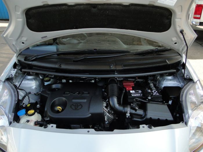 Toyota Yaris 1.4 D-4D T Spirit Nav 3dr [6] Hatchback Diesel Silver